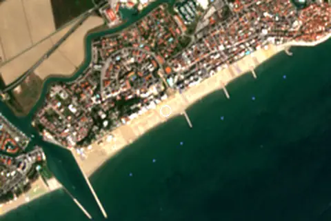 Satellite image of Spiaggia di Sansone and its surroundings