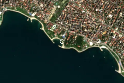 Satellite image of Caddebostan Plajı and its surroundings