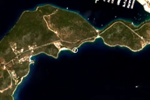 Satellite image of Elmasburnu Kadınlar Plajı and its surroundings