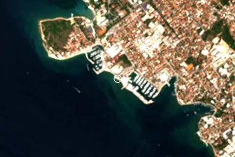 Satellite image of Plaža Uskok and its surroundings