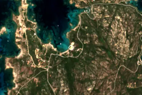 Satellite image of Spiaggia di Monti d'a Rena and its surroundings